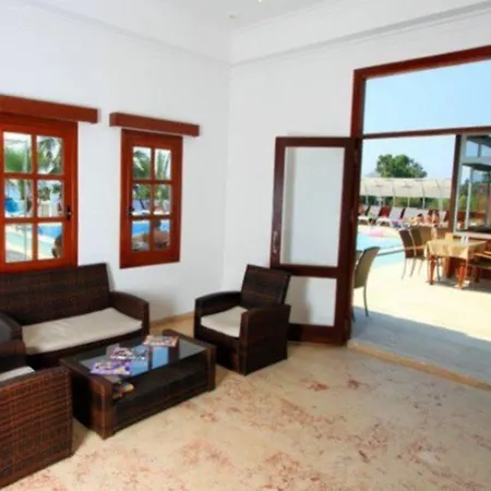 מלון Golden Sunset טורגוטריס